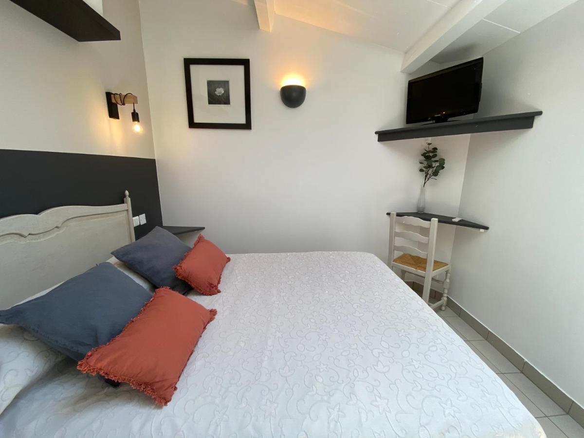Auberge De La Tour De Brison Sanilhac  Room photo